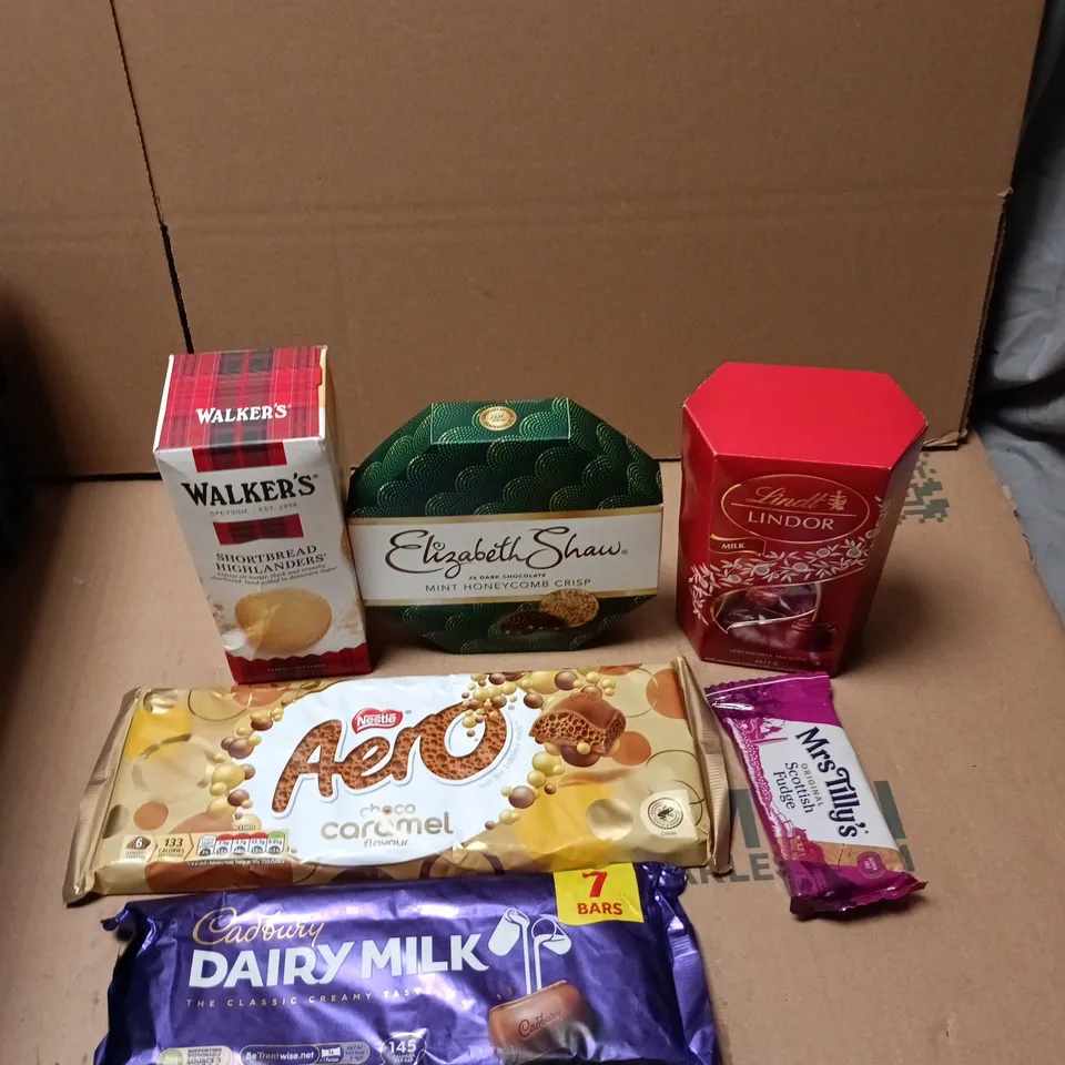 APPROXIMATELY 20 ASSORTED SWEETS AND CHOCOLATE ITEMS TO INCLUDE - AERO CHOCO CARAMEL CHOCOLATE BAR, WALKER'S SHORTBREAD HIGHLANDERS AND MRS TILLY'S SCOTTISH FUDGE