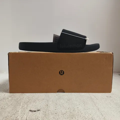 BOXED PAIR OF LULULEMON MEN'S RESTFEEL SLIDES IN BLACK SIZE UK 8.5