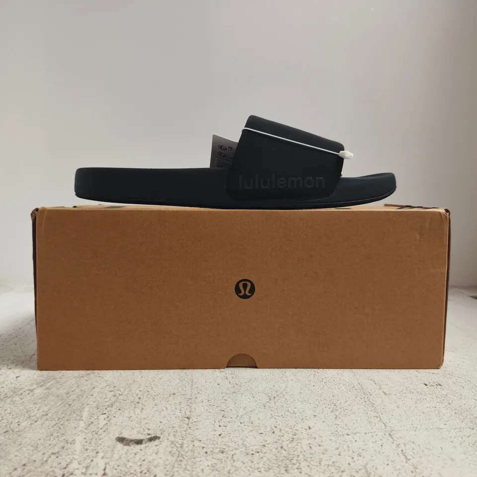 BOXED PAIR OF LULULEMON MEN'S RESTFEEL SLIDES IN BLACK SIZE UK 8.5