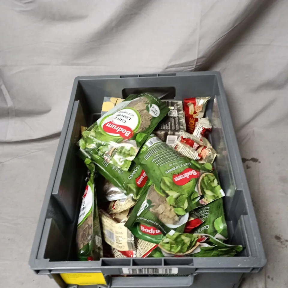 APPROXIMATELY 15 ASSORTED ITEMS OF FOOD AND DRINK INCLUDING WILLPOWDERS BONE BROTH SOUP 10X33G, BODRUM CURRY LEAVES SACHETS AND GRENADE WHITE CHOCOLATE SALTED PEANUT 60G BARS