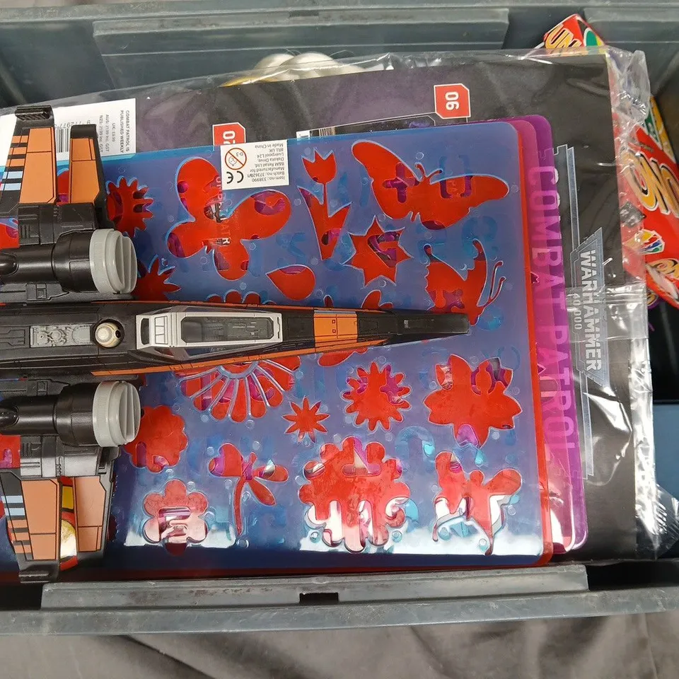 APPROXIMATELY 25 ASSORTED TOYS & GAMES TO INCLUDE WARHAMMER COMBAT PATROL, UNO, ZEST EDGE BILLIARD CHALK, ETC