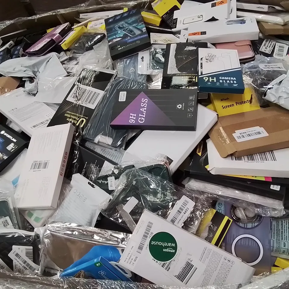 PALLET CONTAINING VERY LARGE AMOUNT OF BRAND NEW PHONE CASES [MODELS AND MAKES VARY]