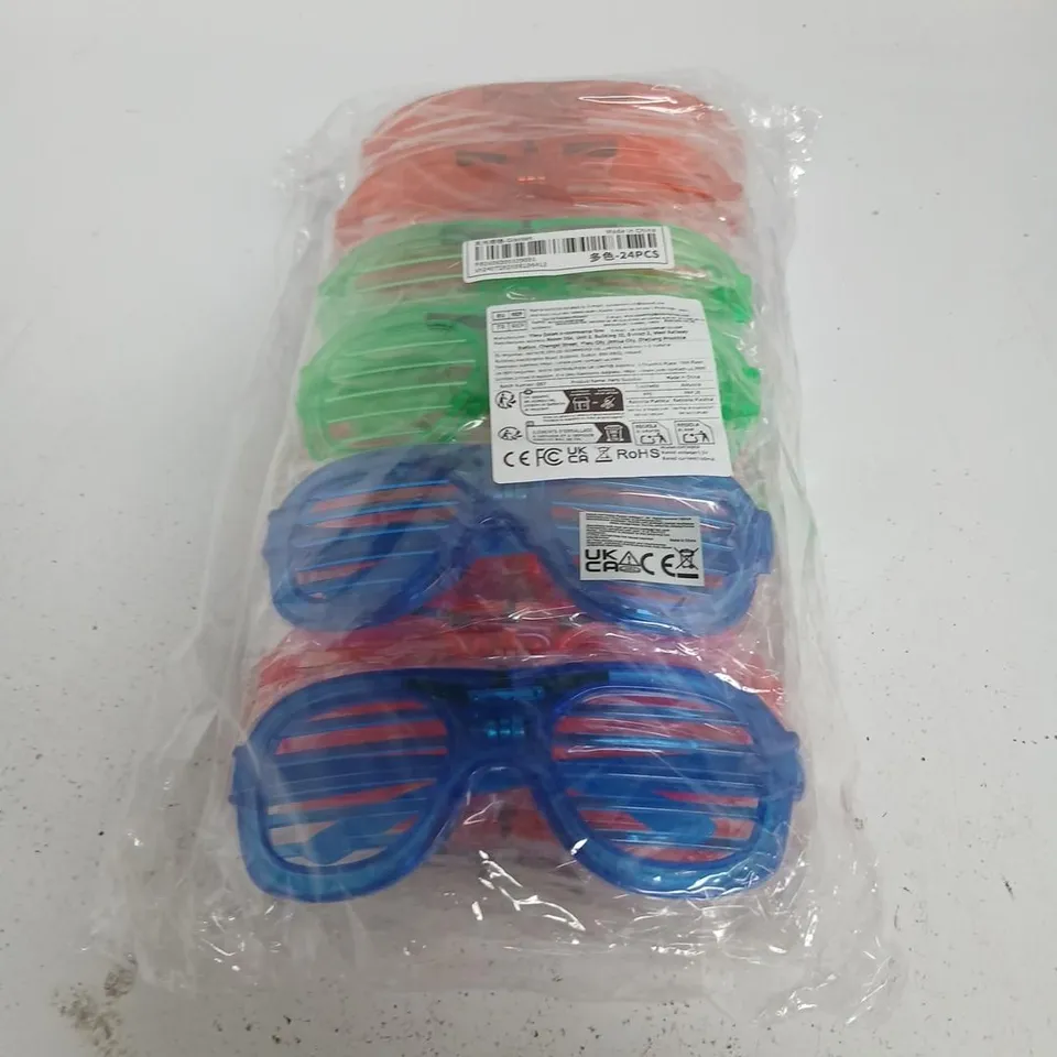 LARGE QUANTITY OF NOVELTY GLASSES