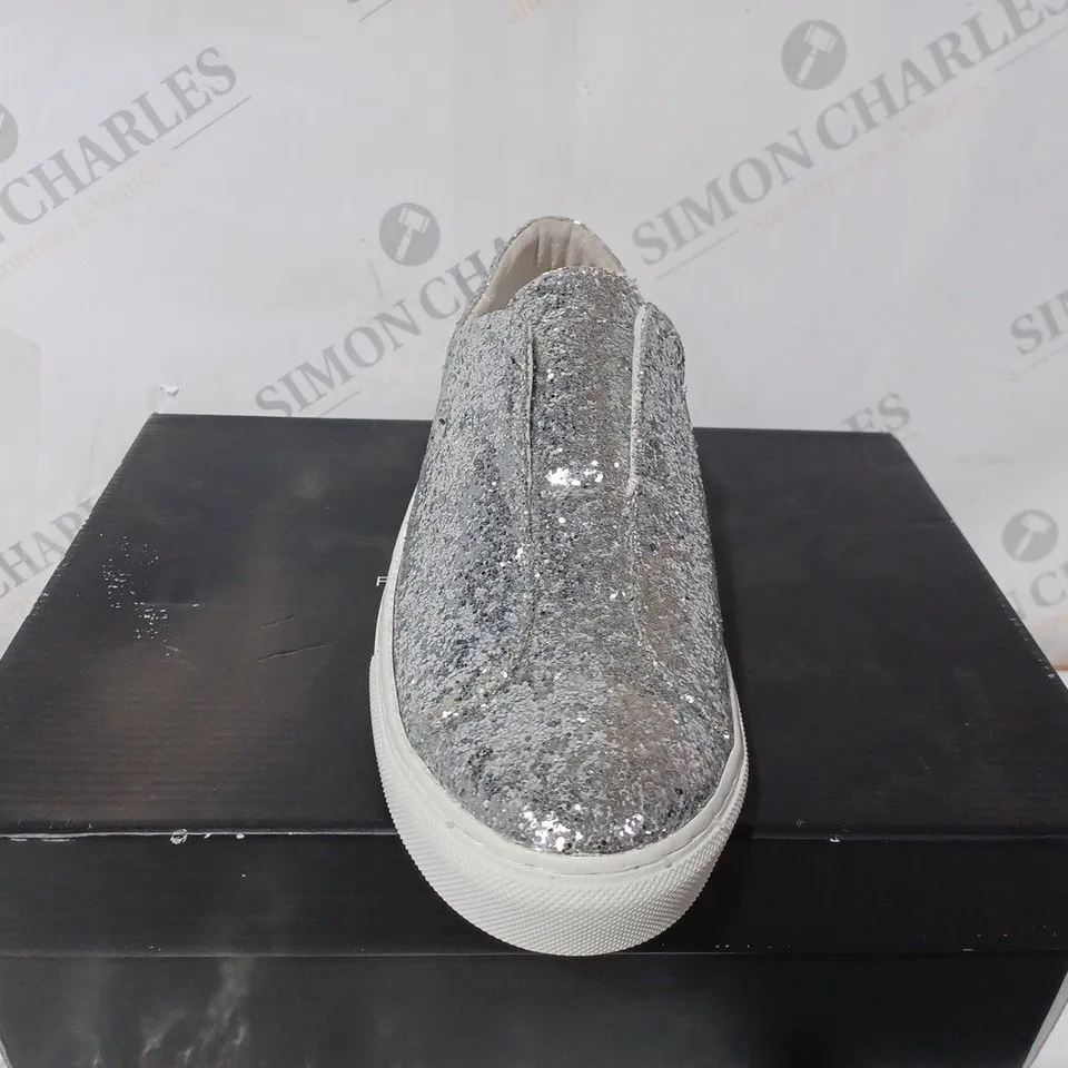 BOXED FRENCH CONNECTION LADIES SARA GLITTER - SIZE 6
