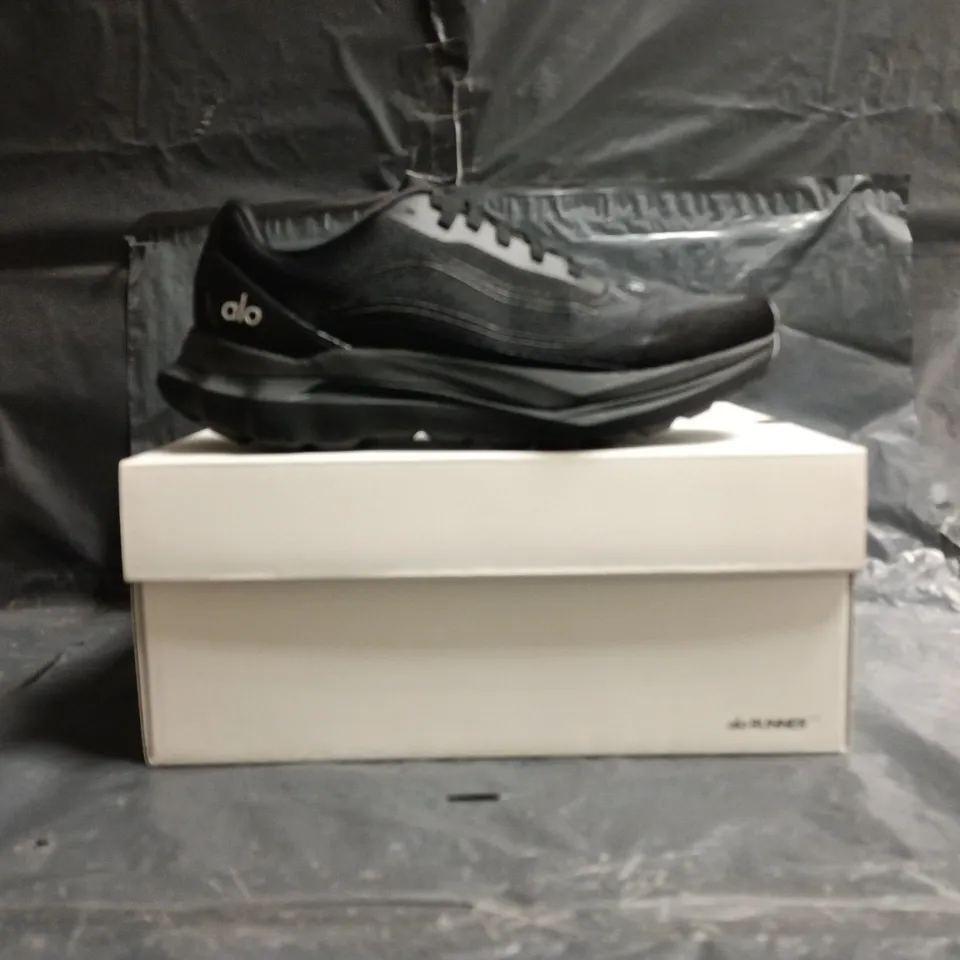 BOXED PAIR OF ALO RUNNER SHOES IN BLACK SIZE UK 6