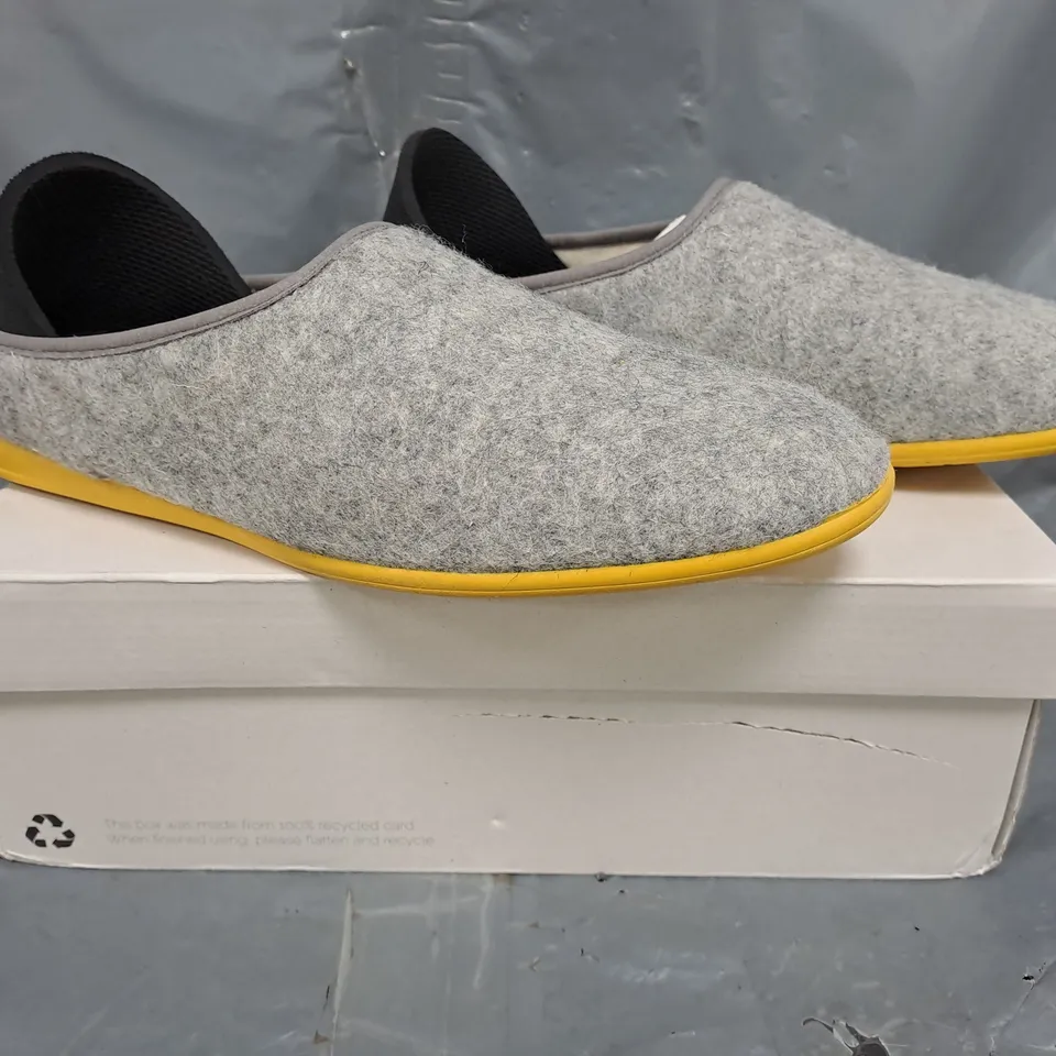 BOXED PAIR OF MAHABIS CLASSIC SHOES IN LIGHT GREY/YELLOW SIZE UK 7.5/8