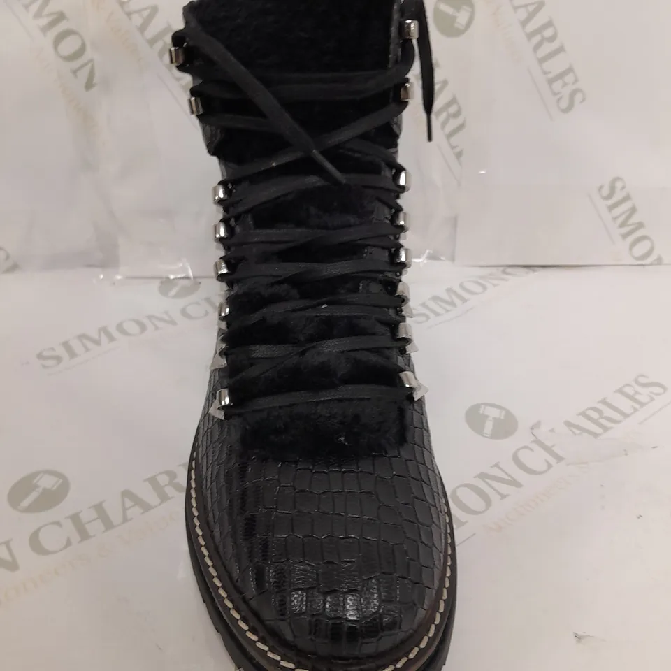 BOXED PAIR OF MODA IN PELLE CHIKKARA LACE UP CHUNKY SOLE HIKING BOOTS BLACK/CROC UK SIZE 7