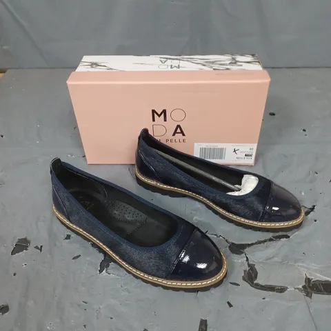 BOXED PAIR OF MODA IN PELLE EGLETON NAVY PONY HAIR TOE CAP CLEATED BALLERINA SIZE 39