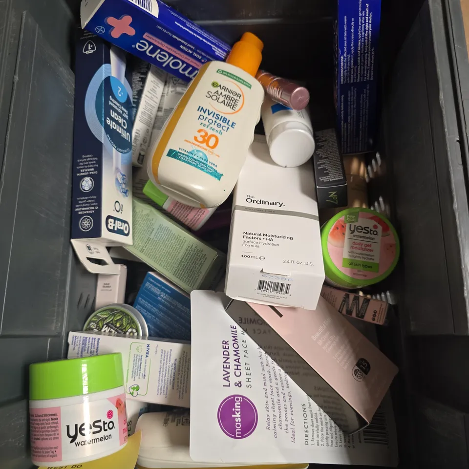 APPROXIMATELY 15 ASSORTED HEALTH & BEAUTY PRODUCTS TO INCLUDE NIVEA SUN CREAM, SORADERMA HAIR GROWTH SERUM, NO7 BB CREAM ETC - COLLECTION ONLY