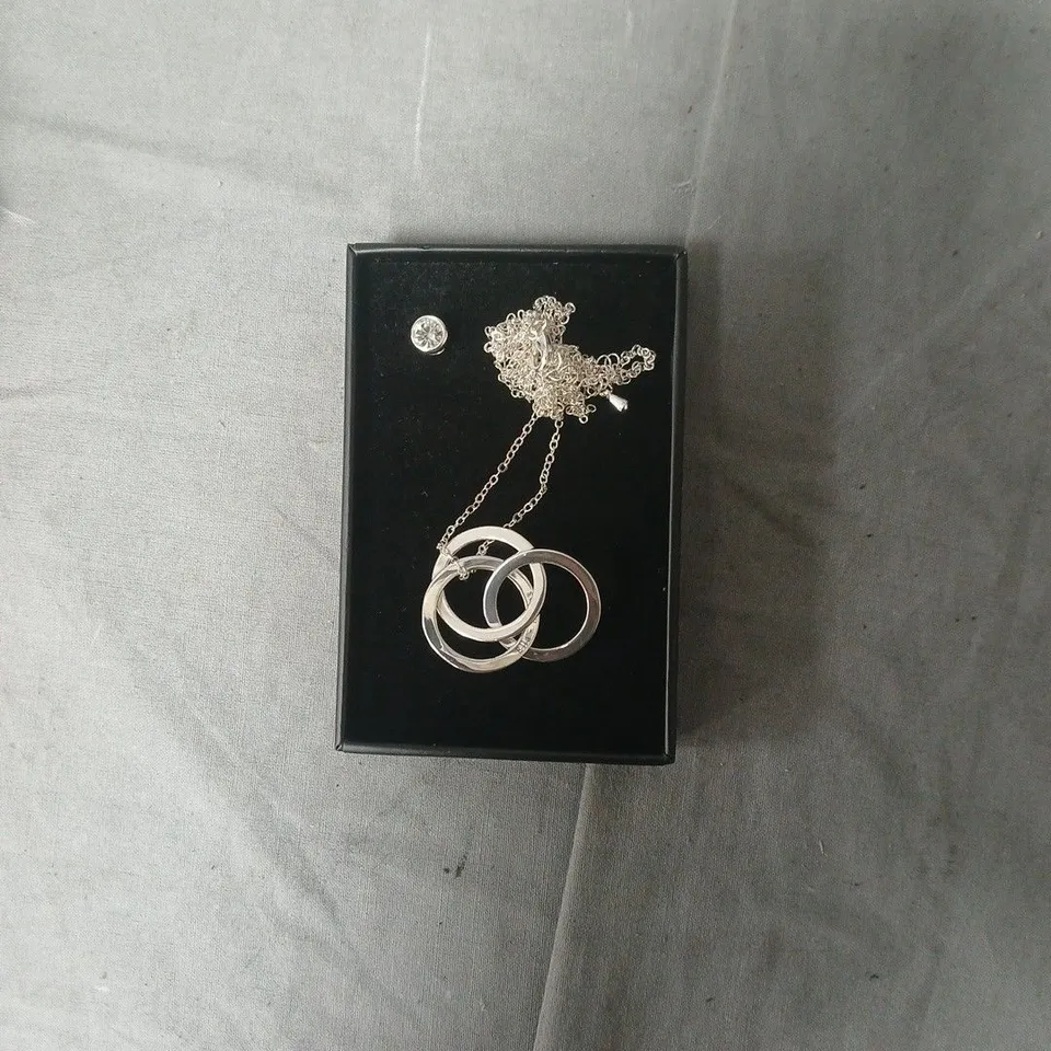 TREAT PUBLIC LONDON NECKLACE – INTERLOCKING HOOP PENDANT.
