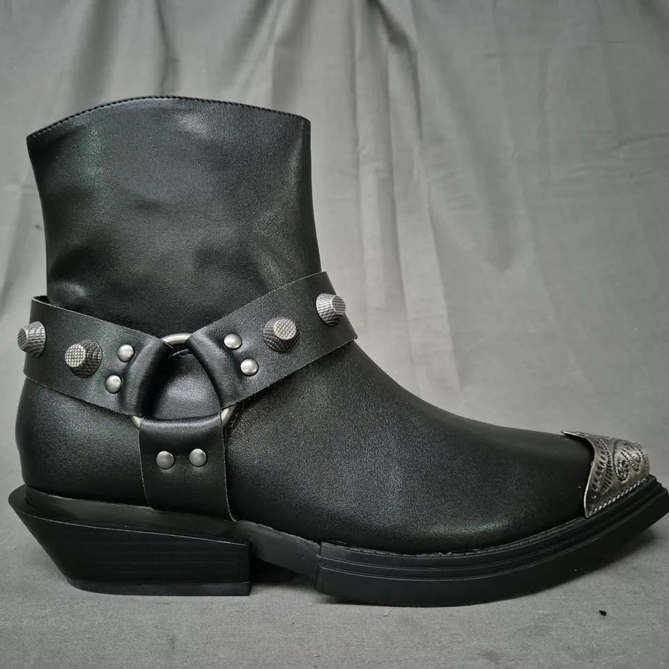 BOXED PAIR OF KOI SOULRENDER MEN'S HARDWARE COWBOY BOOTS IN BLACK/ANTIQUE SILVER UK SIZE 7