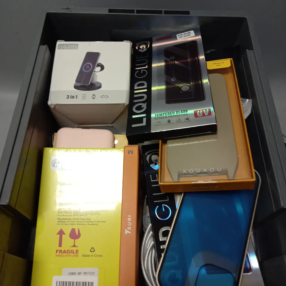 APPROXIMATELY 30 ASSORTED SMARTPHONE ACCESSORIES TO INCLUDE SCREEN PROTECTORS, CHARGING CABLES, PROTECTIVE CASES ETC 