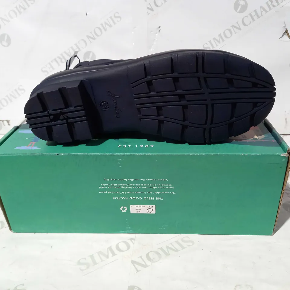 BOXED PAIR OF JOULES WELLIBOBS IN NAVY W. WHITE SPOT PATTERN UK SIZE 6