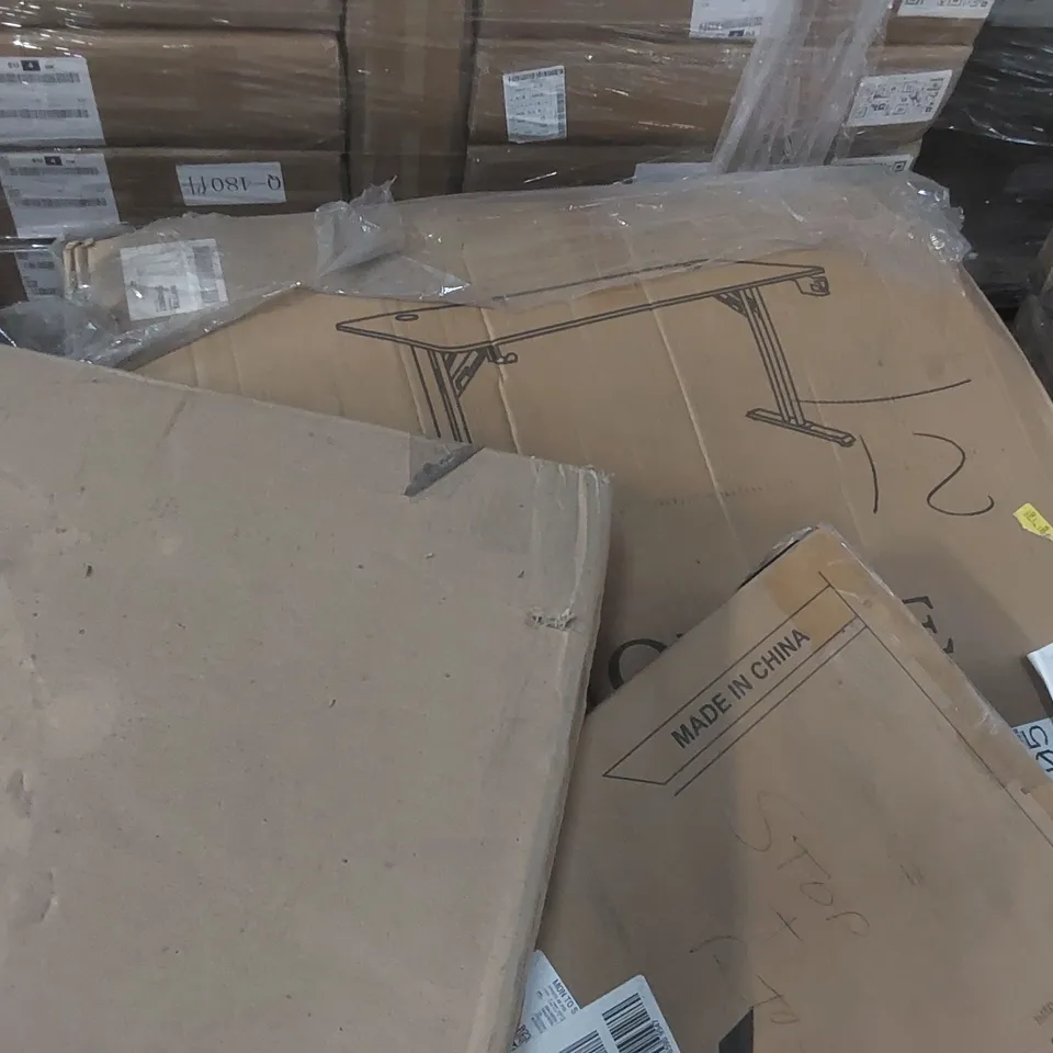 PALLET CONTAINING ASSORTED DESKS/GAMING DESKS ECT