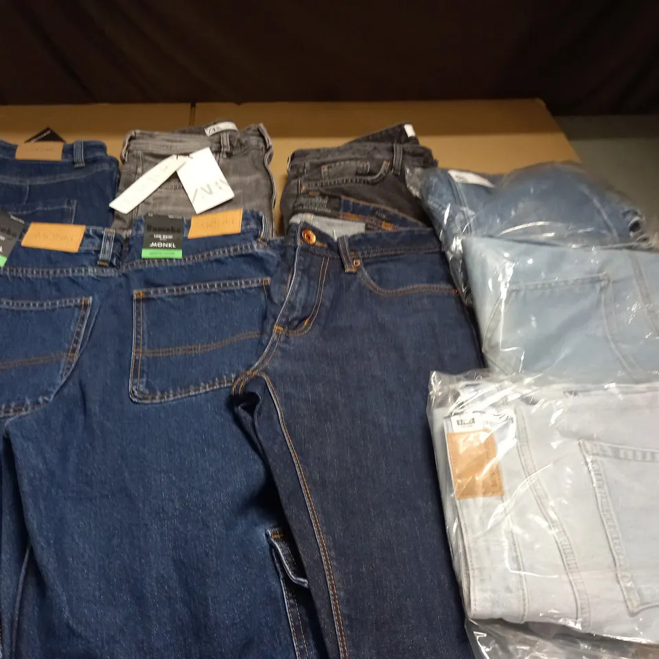 LOT OF 9 ASSORTED PAIRS OF JEANS IN VARIOUS SIZES