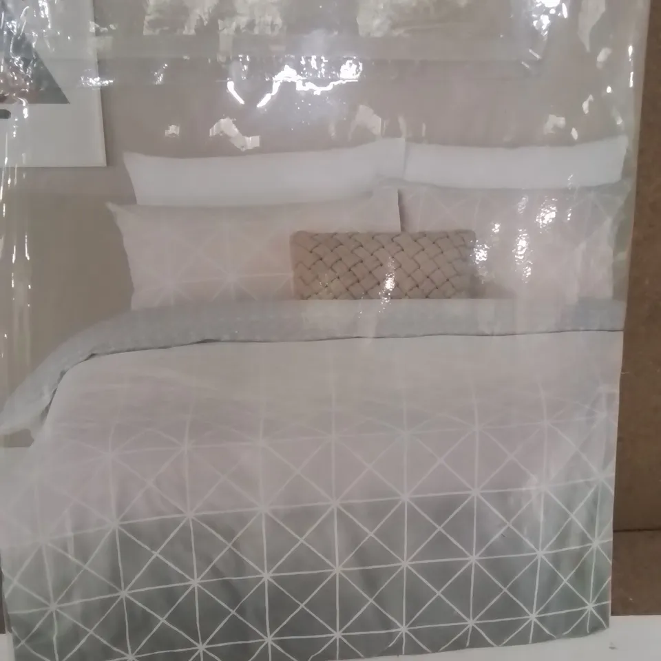 BRAND NEW CREATIVE CLOTH KINGSIZE DUVET COVER SET 