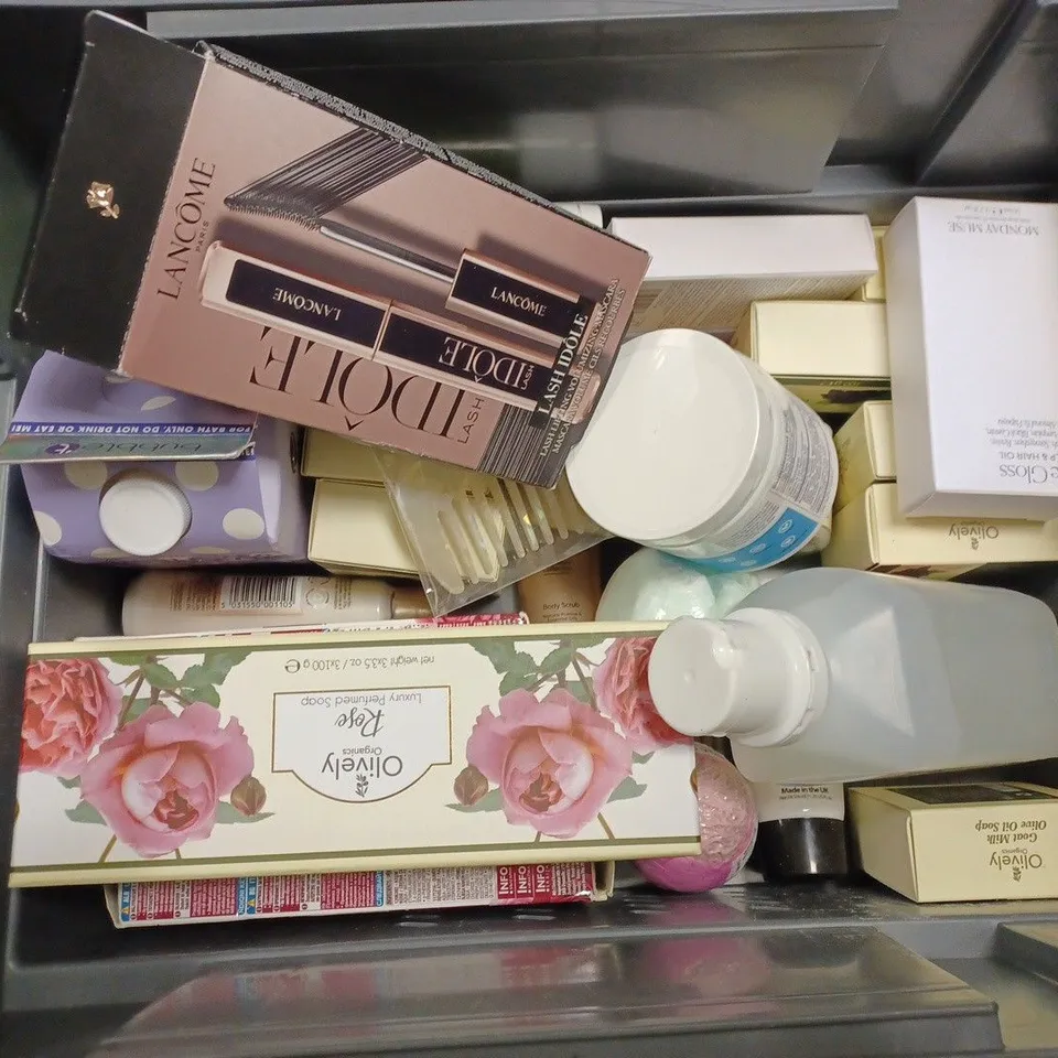 BOX OF APPROX 20 ASSORTED HEALTH AND BEAUTY ITEMS TO INCLUDE - DOVE DEEPLY NOURISHING BODY WASH - SCHULKE OCTENISAN CLEANING WASH LOTION - THE NECTAR VITAMIN FACIAL OIL ECT