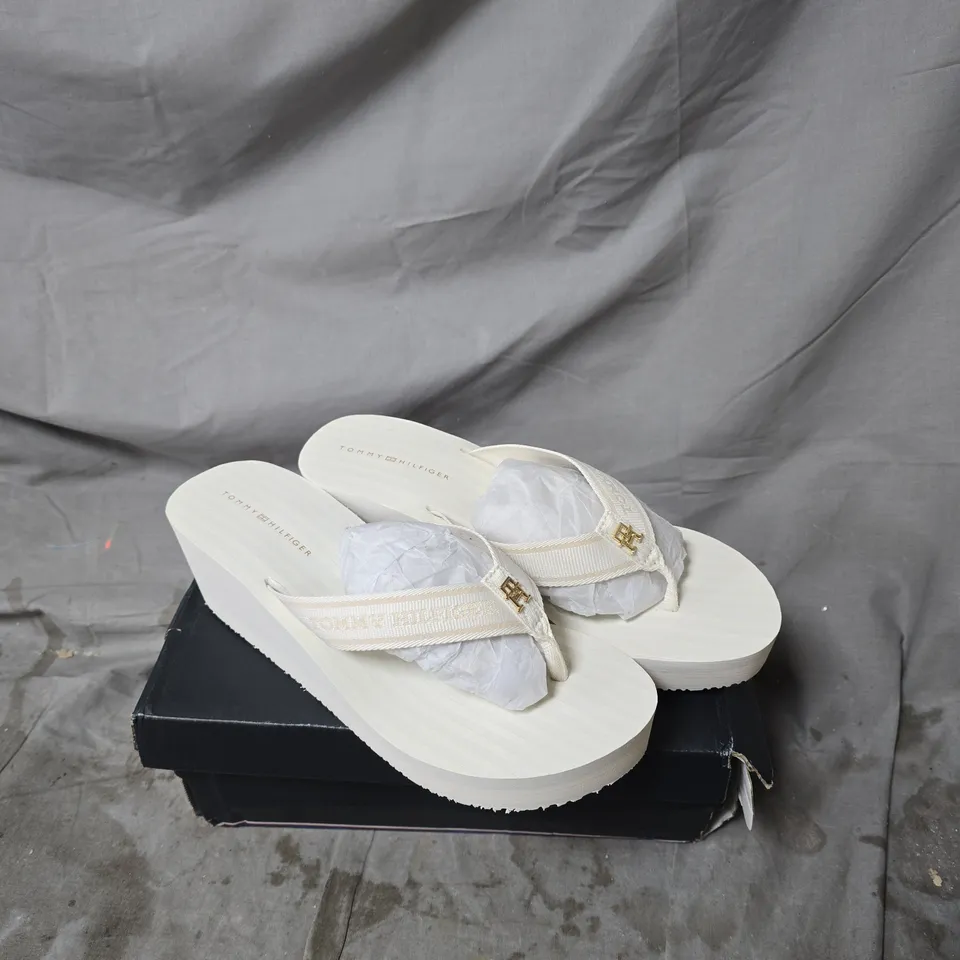 TOMMY HILFIGER WHITE PLATFORM SANDALS – WOMEN'S THONG FLIP-FLOPS SIZE 7