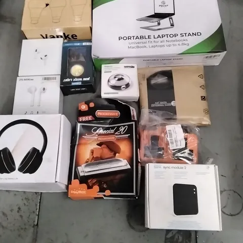 BOX CONTAINING LARGE AMOUNT OF MIXED ELECTRICAL ITEMS, PHONE ACCESSORIES ETC