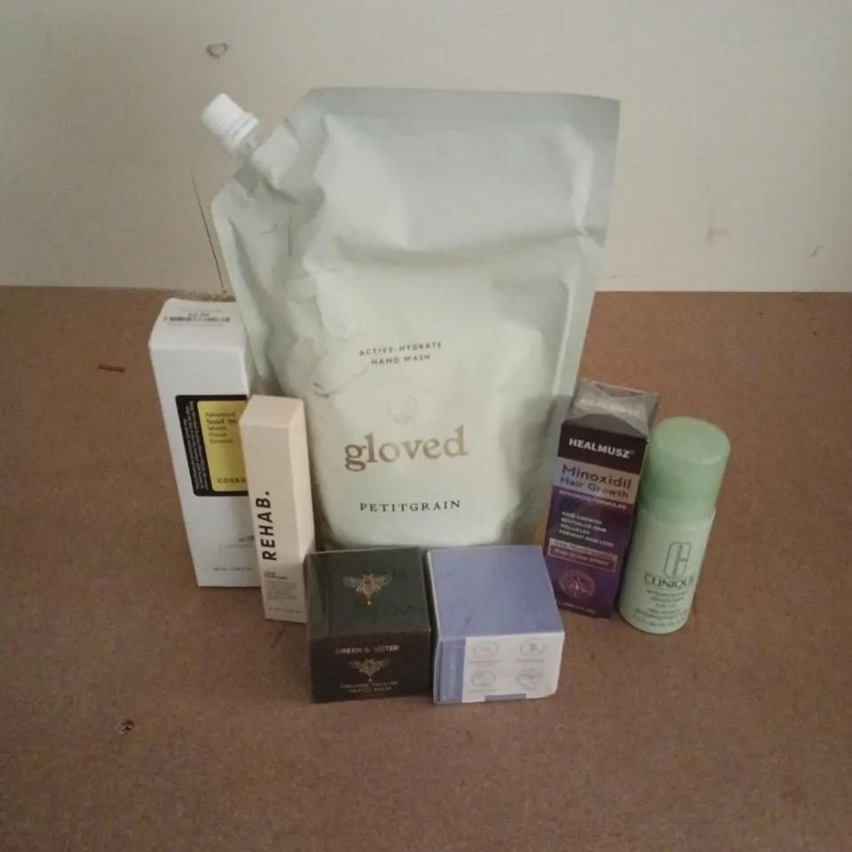APPROXIMATELY 15 ASSORTED HEALTH & BEAUTY PRODUCTS TO INCLUDE REHAB HAIR PERFUME, CLINIQUE DEODORANT, GLOVED HAND WASH, ETC - COLLECTION ONLY