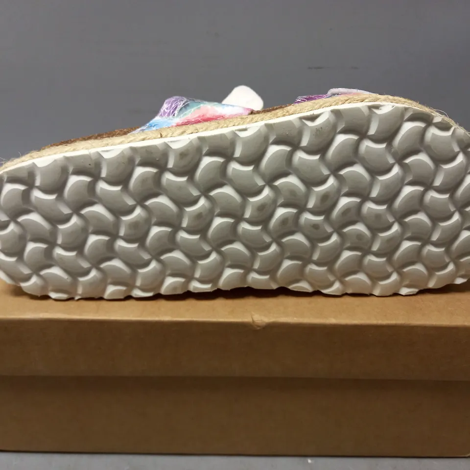 BOXED PAIR OF BONOVA FLORAL SANDLE SIZE 6