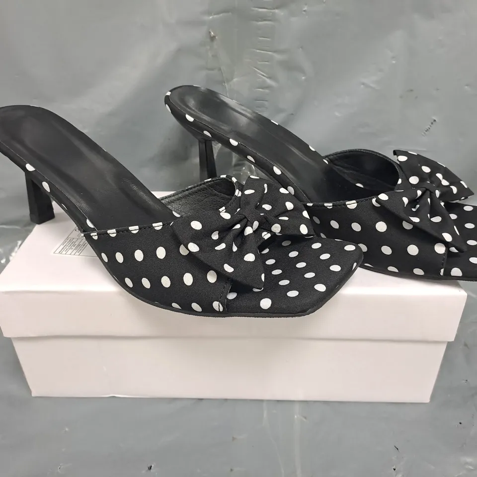 BOXED PAIR OF UNBRANDED OPEN TOE HEELS IN BLACK W. WHITE DOTS SIZE EU 41