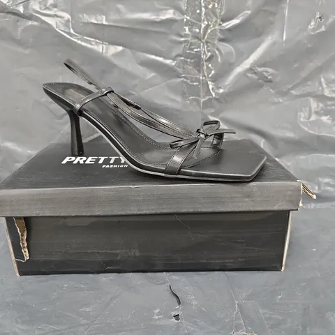 BOXED PAIR OF  PRETTY LITTLE THING OPEN TOE STILETTO HEELS IN BLACK SIZE UK 7