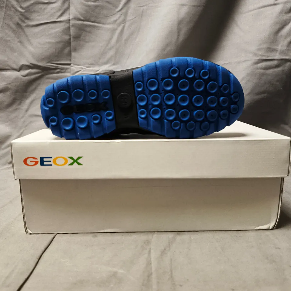 BOXED PAIR OF GEOX KID'S SHOES IN BLACK/BLUE SIZE UK 12.5
