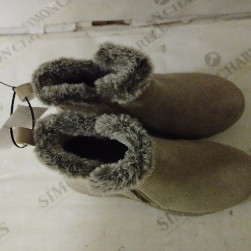 SKECHERS EASY GOING HIGH ZIP BOOT, MUSHROOM, UK 3