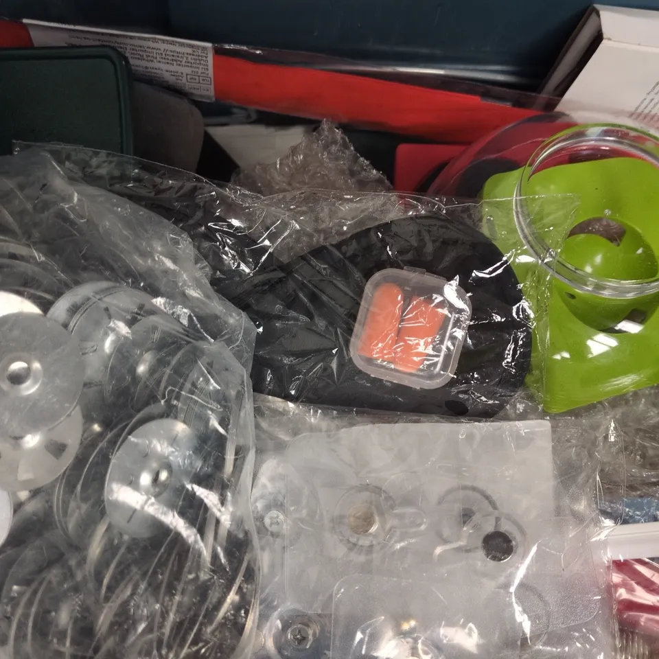 APPROXIMATELY 10 ASSORTED HOUSEHOLD ITEMS TO INCLUDE GLASS BOTTLE, ETC - COLLECTION ONLY