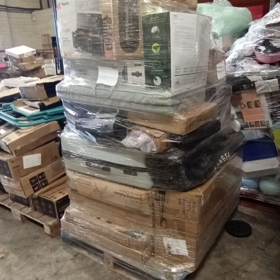 PALLET OF ASSORTED E-COMMERCE GOODS AND PRODUCTS TO INCLUDE; CAMPING CHAIRS, AIR FRYERS, VACUUM CLEANER, SUITCASES, RATTAN SET, SOFT PLAYPEN ETC