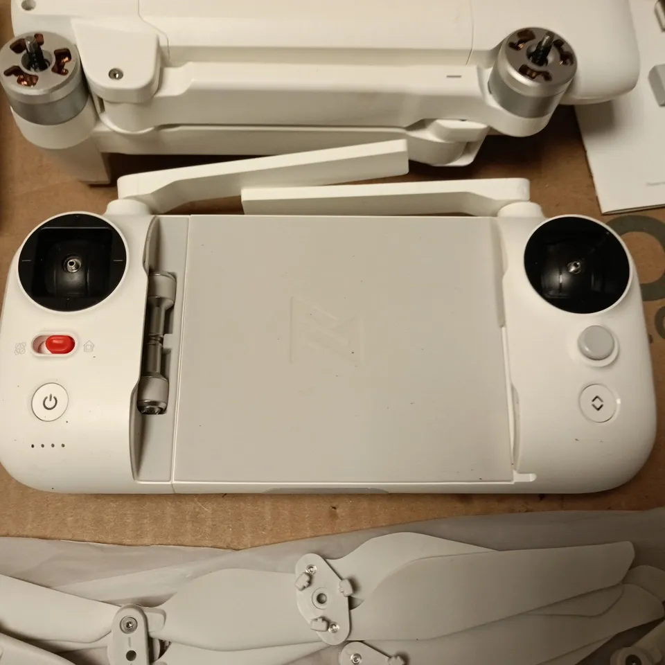 FIMI X8 SE DRONE WITH CONTROLLER, CASE & ACCESSORIES