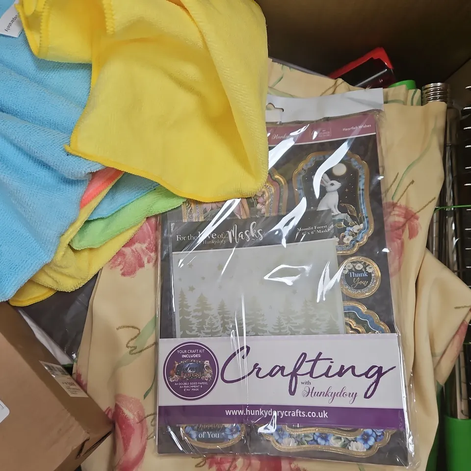BOX OF APPROXIMATELY 15 ASSORTED HOUSEHOLD ITEMS TO INCLUDE WEATHERPROOF OUTDOOR SWITCHED SOCKET, DUVET COVER SET, PILLOWCASE, ETC - COLLECTION ONLY