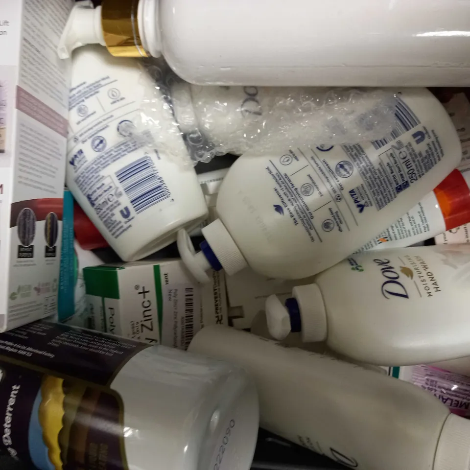LOT OF APPROXIMATELY 20 ASSORTED HEALTH & BEAUTY ITEMS, TO INCLUDE DOVE, LIP SCRUBS, UPCIRCLE, ETC