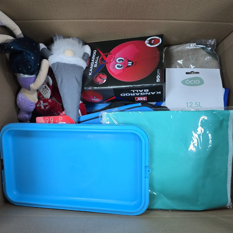 APPROXIMATELY 15 ASSORTED ITEMS TO INCLUDE TO INCLUDE COOL BAG, M.Y KANGAROO BALL, GM CHRISTMAS CHARACTER, ETC - COLLECTION ONLY