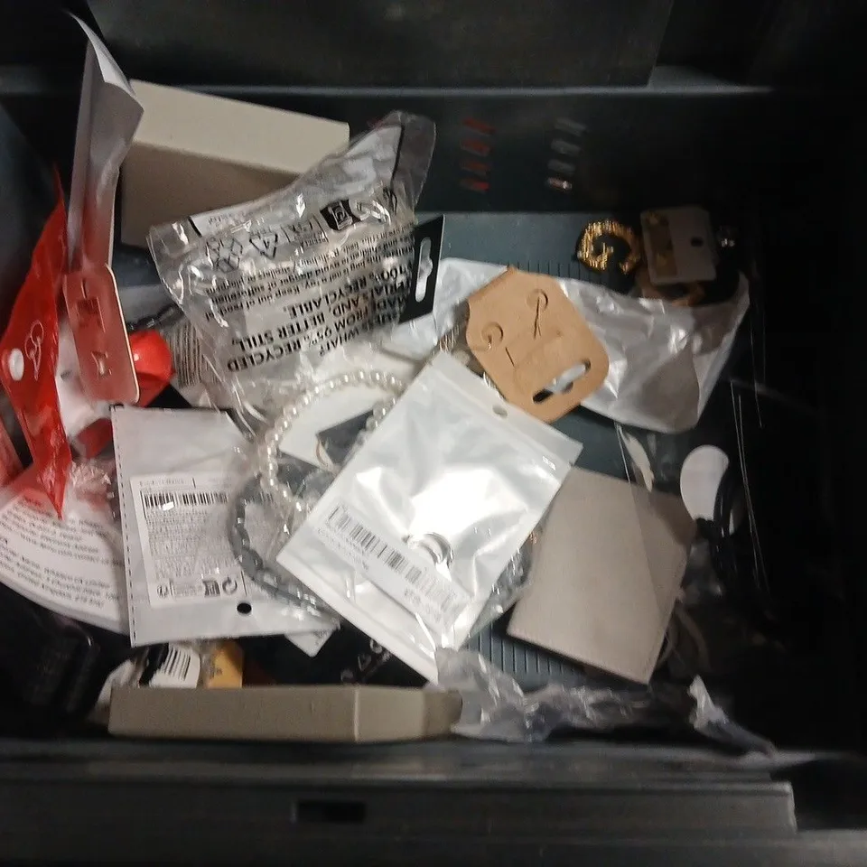 LOT OF ASSORTED JEWELLERY ITEMS TO INCLUDE RAENA, MIA'GIOIEELI AND ASTRID & MIYU