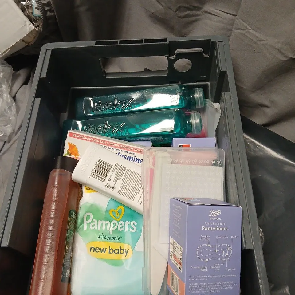 APPROXIMATELY 20 ASSORTED COSMETICS INCLUDING LYNX SHOWER GEL, NO 7 CLEANSING BALM, BOOTS PANTYLINERS, XTREME STYLING GEL ETC