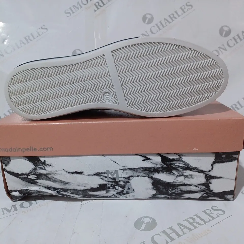 BOXED PAIR OF MODA IN PELLE NAVY "SNAKE" LEATHER TRAINERS SIZE 7