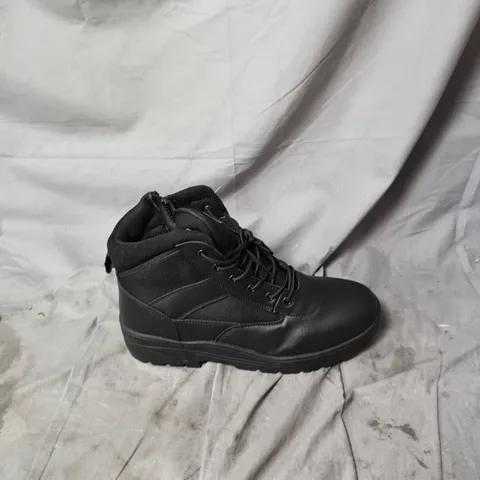 UNBOXED SAVAGE ISLAND PAIR OF BLACK HIKING BOOTS – ANKLE-HEIGHT, LACE-UP SIZE 13