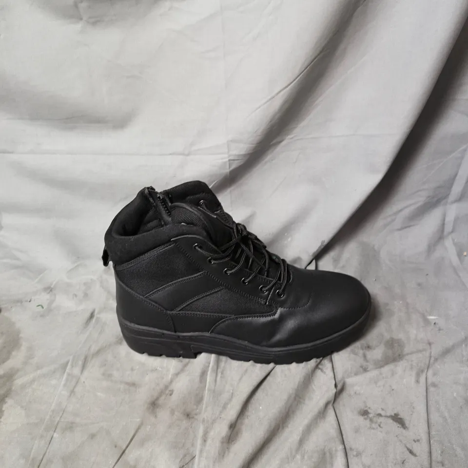 UNBOXED SAVAGE ISLAND PAIR OF BLACK HIKING BOOTS – ANKLE-HEIGHT, LACE-UP SIZE 13