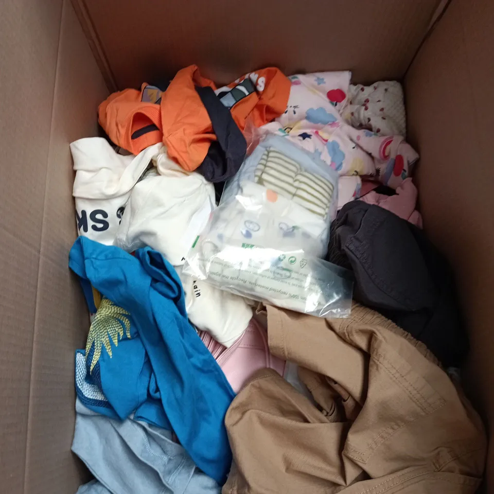 BOX OF APPROXIMATELY 25 ASSORTED CHILDRENS CLOTHING ITEMS OF VARIOUS SIZES AND STYLES TO INCLUDE M & S SHIRTS ETC