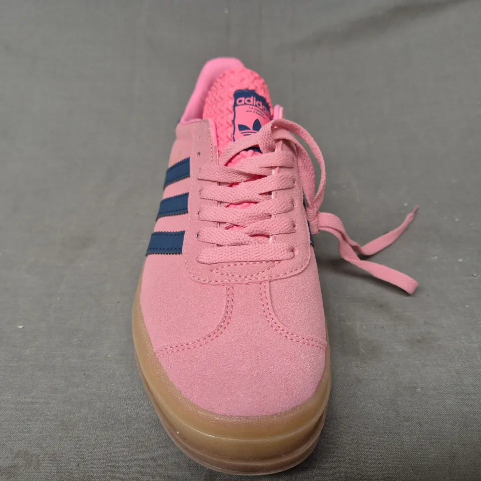 BOXED PAIR OF ADIDAS WOMEN'S GAZELLE BOLD SHOES IN PINK/NAVY UK SIZE 5