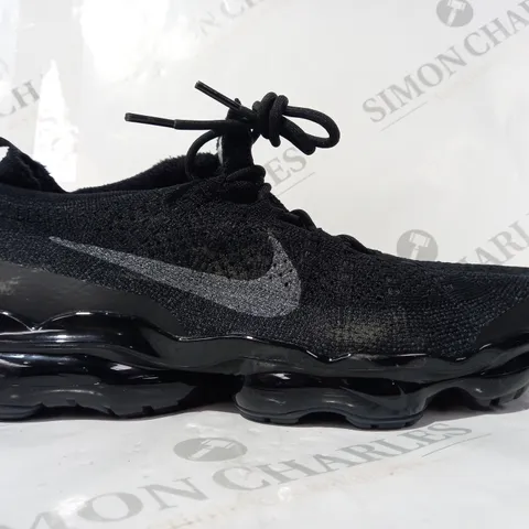 PAIR OF NIKE SHOES IN BLACK UK SIZE 10
