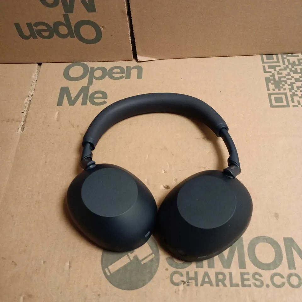 UNSPECIFIED SONY HEADPHONES IN BLUE CASE