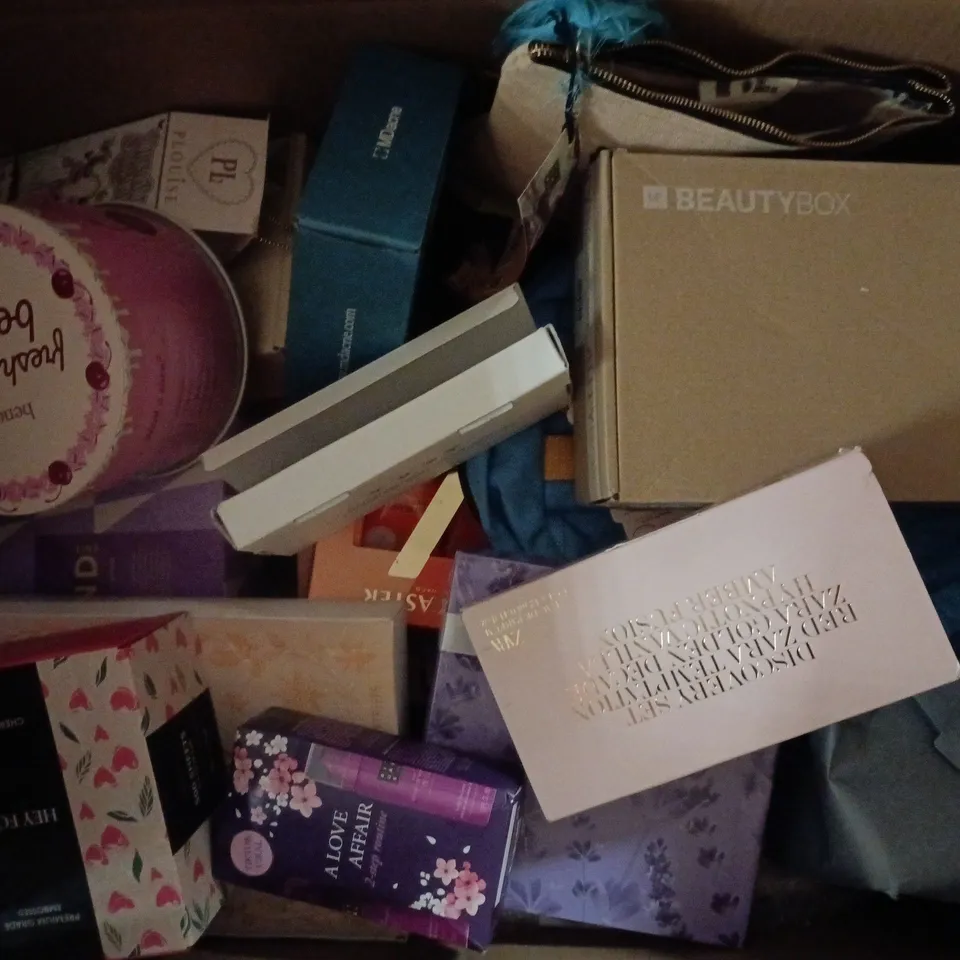 APPROXIMATELY 20 ASSORTED BOXED HEALTH & BEAUTY ITEMS TO INCLUDE M&S THE UNWIND EDIT, BEAUTYBOX, ZARA EAU DE PARFUM SET, ETC
