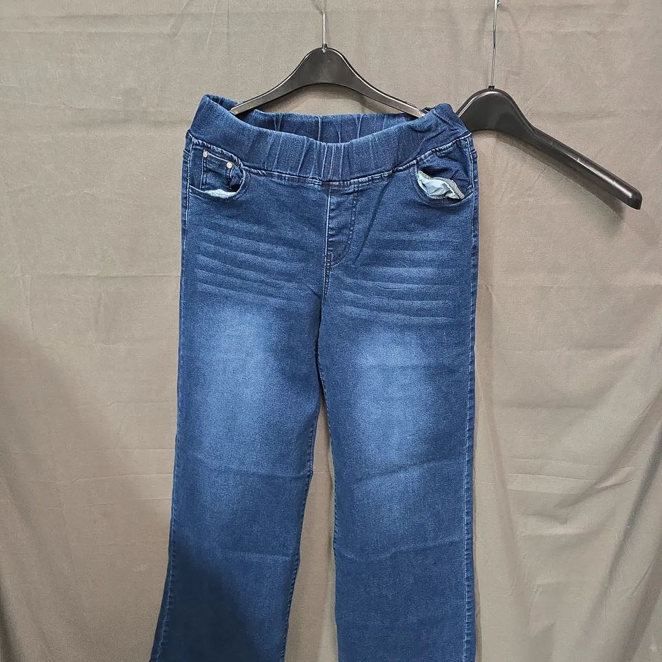 BOX OF APPROXIMATELY 25 CLOTHING ITEMS INCLUDING: ADANOLA LEGGINGS, BLUE JEANS AND HELLY HANSEN FLEECE