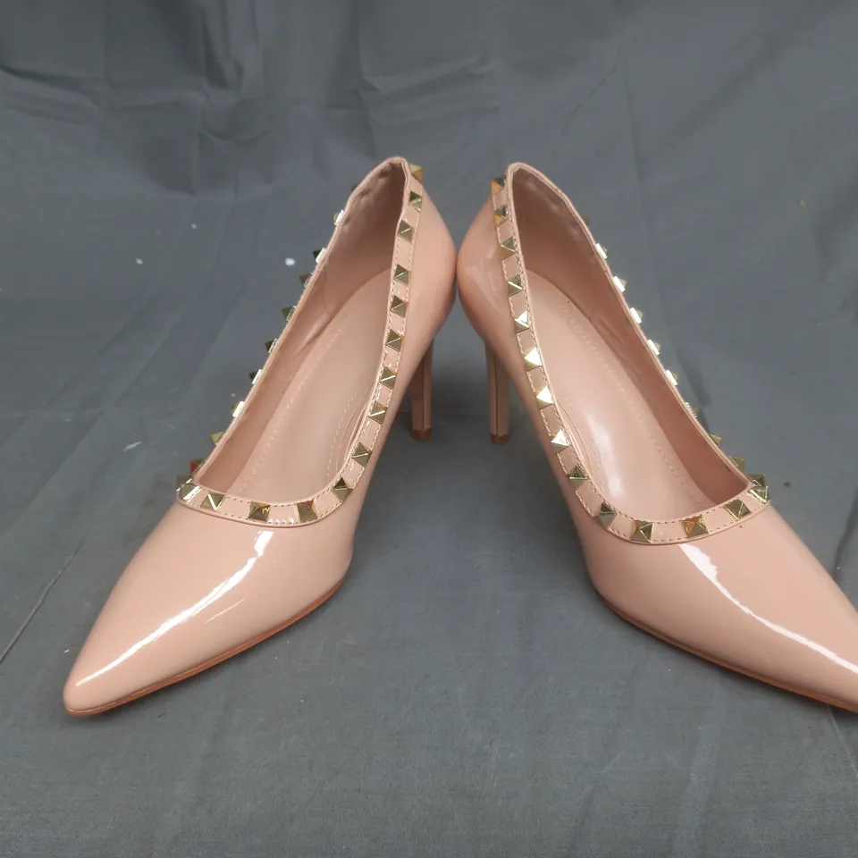 BOXED PAIR OF DESIGNER STILETTOS IN SALMON WITH GOLD STUD EMBELLISHMENT SIZE UK 7