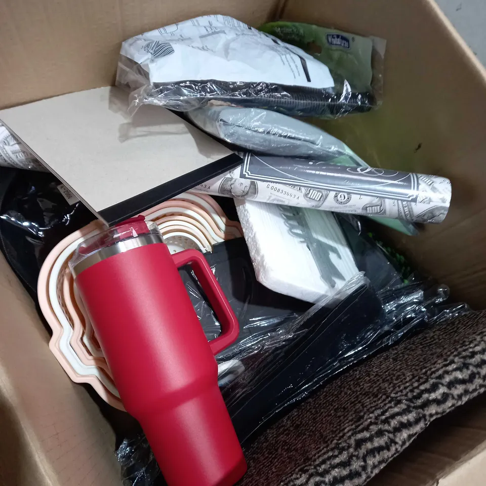 BOX OF APPROXIMATELY 15 ASSORTED ITEMS T INCLUDE COFFE FLASK, MONEY WALLPAPER, WELCOME RUG ETC