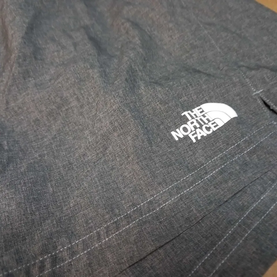 THE NORTH FACE GREY FITNESS SHORTS - LARGE