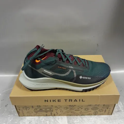 BOXED PAIR OF NIKE TRAIL REACT PEGASUS 4 GTX V2 TRAINERS IN DEEP JUNGLE/KHAKI NIGHT MAROON SIZE UK 9